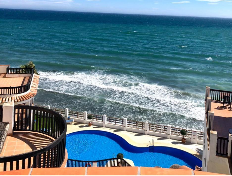 Beachfront Penthouse Apartment With Large Terrace And Breathtaking Sea Views Close To Marbella Spain Sitio de Calahonda Buitenkant foto
