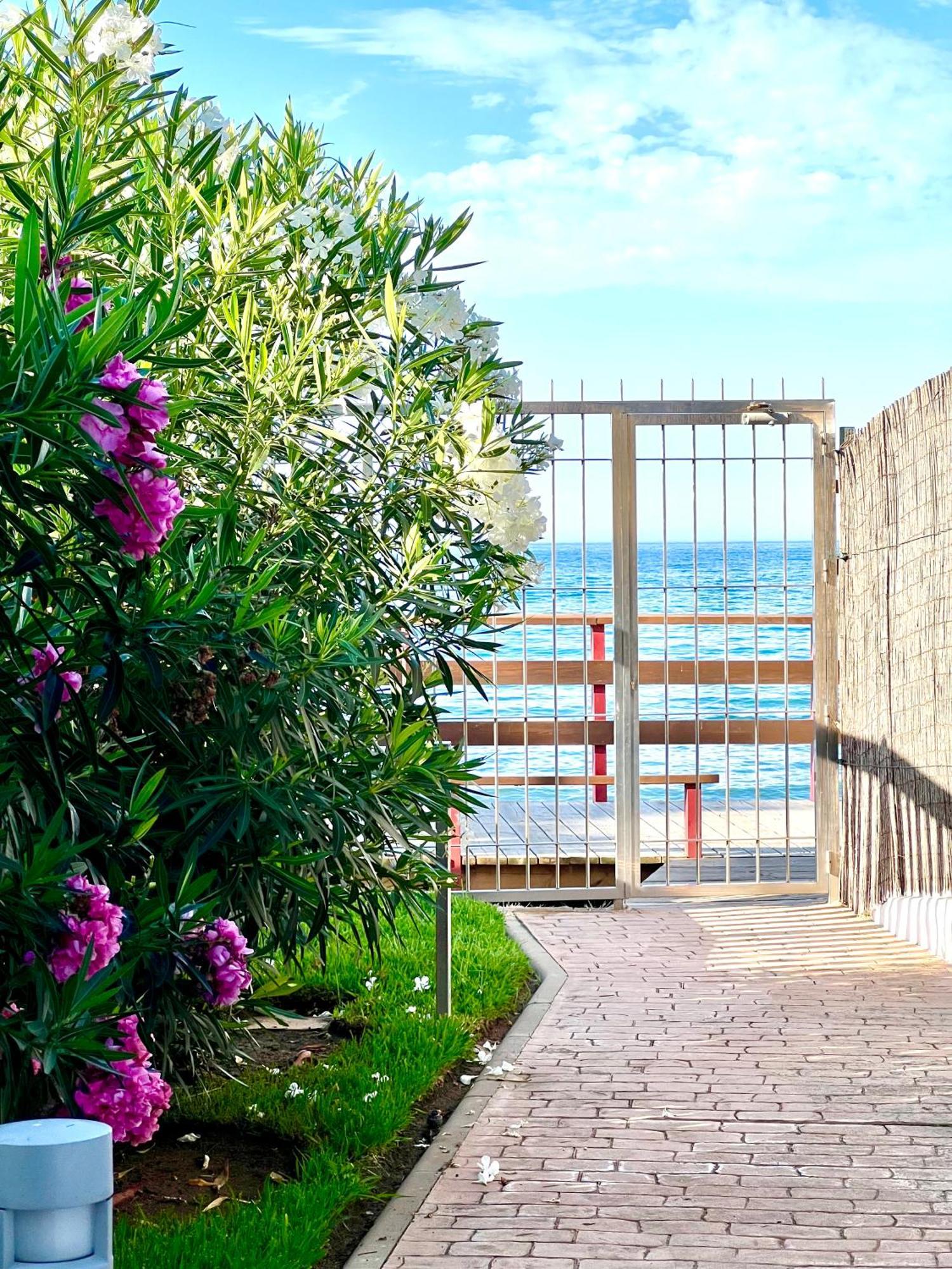 Beachfront Penthouse Apartment With Large Terrace And Breathtaking Sea Views Close To Marbella Spain Sitio de Calahonda Buitenkant foto