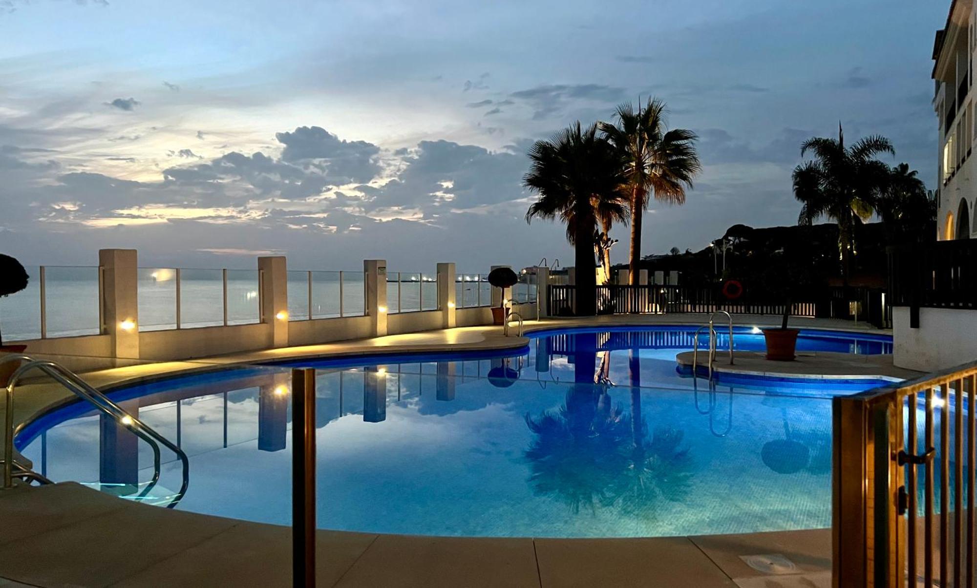Beachfront Penthouse Apartment With Large Terrace And Breathtaking Sea Views Close To Marbella Spain Sitio de Calahonda Buitenkant foto