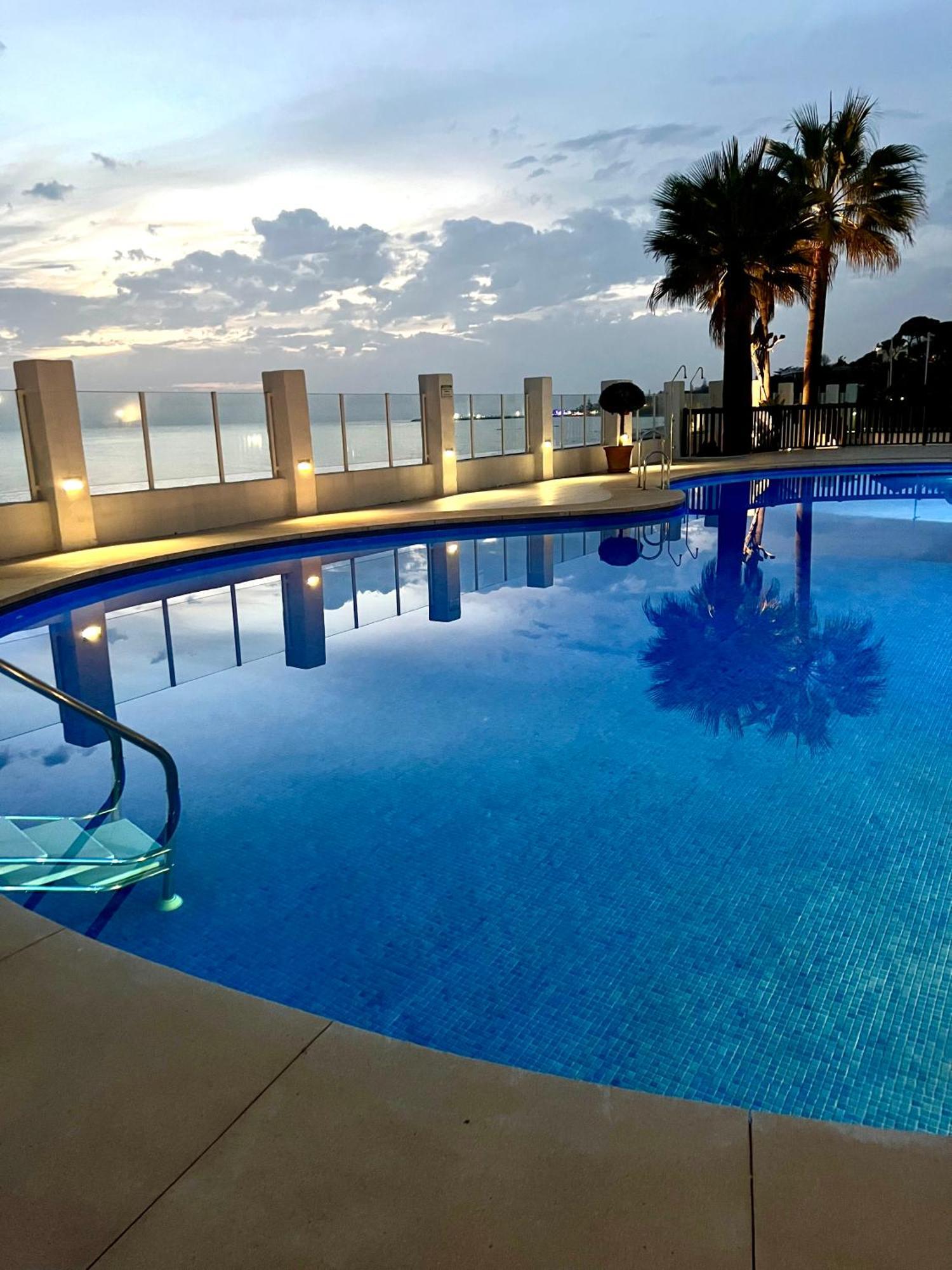 Beachfront Penthouse Apartment With Large Terrace And Breathtaking Sea Views Close To Marbella Spain Sitio de Calahonda Buitenkant foto